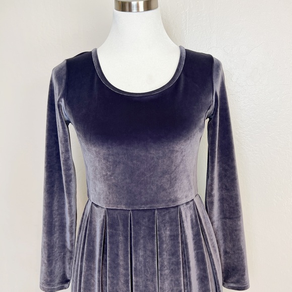 ✖️SOLD✖️•ARIZIA Talula• Lambeth Velvet Skater Dress - Picture 4 of 12